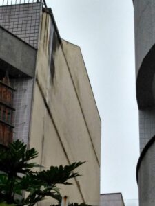 Fachada com problemas de impermeabilização